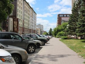 L’assemblea può assegnare nominativamente i posti parcheggio nel cortile ai soli condomini proprietari di appartamento?