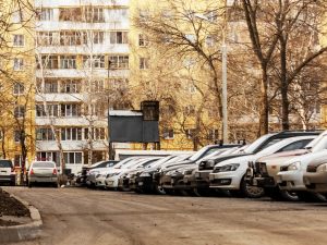 Posti auto nel cortile condominiale: le maggioranze ed il criterio turnario