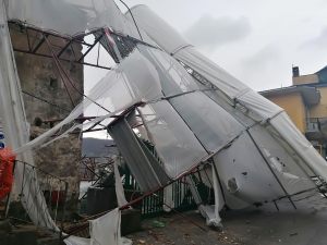 Crollo della paratia e del relativo muro situati all’interno di un cantiere inattivo
