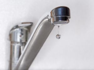 Si può chiedere al giudice l’autorizzazione all’interruzione dei servizi condominiali nei confronti dell’inquilino?