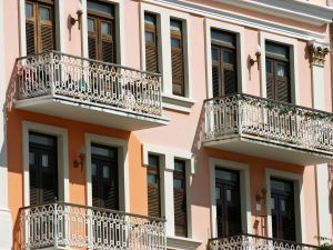 Soletta del balcone aggettante e abusivo ampliamento dell'appartamento sottostante