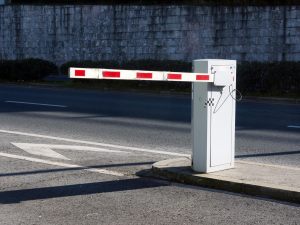 Sbarra del garage si abbassa all'improvviso: il condominio risponde dei danni?