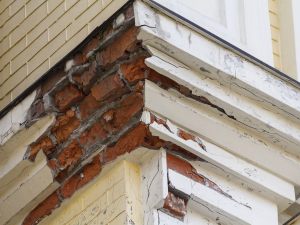 Caduta di frammenti dal cornicione: non sempre il condominio deve pagare i danni