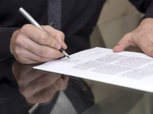 Per contestare la veridicità del verbale devo ricorrere alla querela di falso?