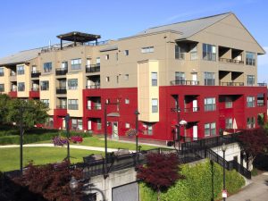 Quando il cortile può dirsi condominiale, anche solo in parte? Quando invece di proprietà singola con possibilità di costituire un diritto di servitù?