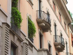L’amministratore può rimuovere beni del singolo condomino sulle parti comuni?