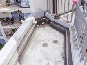 Infiltrazioni alla pavimentazione della balconata aggettante e crollo del soffitto del salone sottostante?