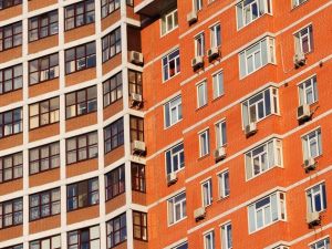 Condizionatore del singolo condomino: il rischio rimozione. I limiti del regolamento di condominio e quelli urbanistici