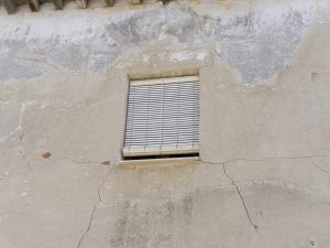 Cavillature, esfoliazioni e fessurazioni dell'intonaco della facciata: un grave difetto