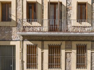 Balconata aggettante, infiltrazioni nell'appartamento sottostante ed errato coinvolgimento del condominio