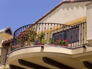 Terrazza a livello di proprietà esclusiva e balconata aggettante: il problema spese