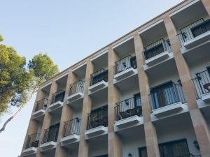 Sequestro preventivo in condominio: la convocazione va al custode o al proprietario?