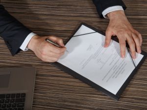 L’azione giudiziaria della società contro il condominio: il socio non può proseguire la causa della società estinta
