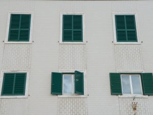 Locatore asporta gli infissi all’inquilino: quale reato?