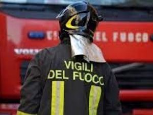 Il Comune reagisce duramente contro il condomino che accumula nell’abitazione-deposito oggetti infiammabili o recuperati nella spazzatura