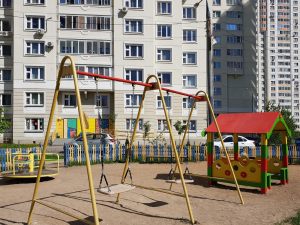 Cortile, inevitabilmente, scivoloso per la pioggia e responsabilità del condominio