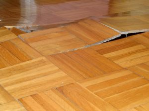 Rischio caduta per pavimenti usurati e piastrelle smosse. È possibile risolvere il problema spendendo poco e senza opere di demolizione?