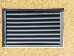 Griglie e intercapedini nel condominio apposte in area già, prima della apposizione, aperta all'uso pubblico: la COSAP è dovuta