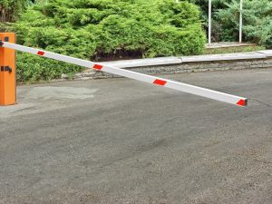 Attenzione a chiudere un tratto di strada condominiale a fruizione pubblica con sbarre: il Comune non può tollerarlo