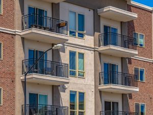 È legale la tettoia posta sotto il balcone?