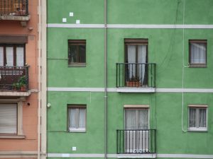 Finestra sulla facciata esterna del condominio: illegittima se lede il decoro architettonico