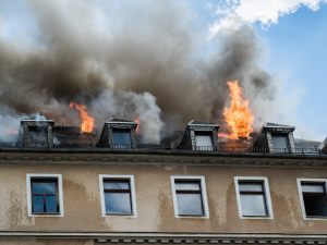 Incendio al sottotetto comune e condominio parziale
