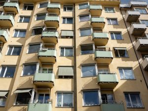 Tubazioni condominiali di scarico delle acque nell'immobile di proprietà del singolo: il condominio deve rimuoverle?