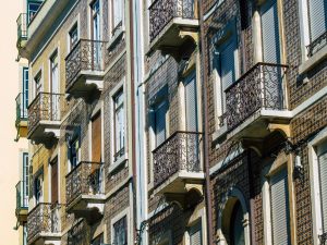 Tettoia in legno sul balcone? Posso realizzarla?