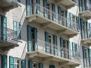 Locazione a terzi dell'ex canna pattumiera condominiale per inserimento di una canna fumaria: è possibile?