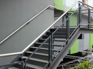 La divisione di un fabbricato non crea servitù di passo sulla scala esterna per le unità immobiliari