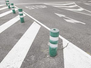 Condomino inciampa nel dissuasore di parcheggio: chi paga?