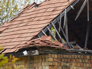 Sopraelevazione e crollo del solaio di copertura dell'edificio: chi paga i danni all'appartamento sottostante?