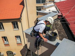 Lavori di manutenzione del tetto e delle facciate. Con gli operai “acrobati” si evitano i ponteggi