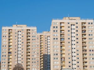 La nuda proprietà comporta per il beneficiario la perdita dall'assegnazione dell'alloggio di edilizia residenziale pubblica?