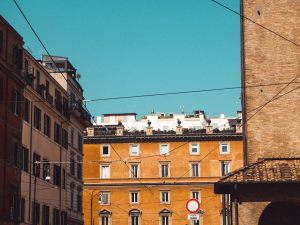 Una strada, per soggiacere alla presunzione di comunione, deve essere contemplata nell'atto costitutivo del condominio o del supercondominio