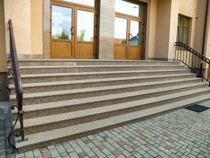 Locatario paga spese comuni anche con accesso separato e canone a scaletta legittimo per immobili commerciali