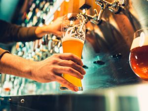 È illecito il rumore della birreria se chi abita vicino è addirittura costretto a mettere in vendita l'appartamento