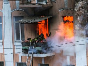 Incendio doloso in condominio: polizza globale non copre i danni, assicurato deve provare il rischio incluso