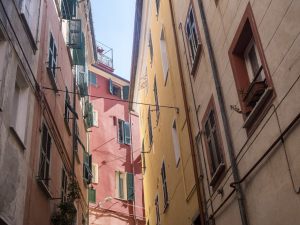 Norme sulle distanze legali tra edifici: non si applicano se la strada che li separa è pubblica