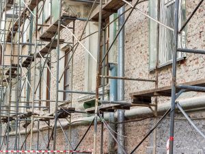 Il comodatario non può pretendere l'indennità prevista per i danni da ponteggi secondo l'articolo 843 c.c.