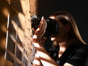 Fotografare un altro condomino per provare all'amministratore l'uso illecito di una parte comune è reato?