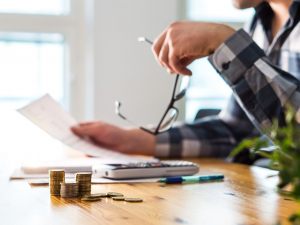 L'IMU per l'appartamento del portiere deve essere pagata tenendo conto solo del criterio previsto dal regolamento condominiale?