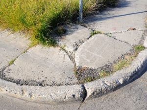 Infiltrazioni d'acqua dal marciapiede e danni alla struttura interna. Come fare?