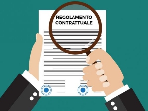 Non ha natura contrattuale la clausola del regolamento di condominio che disciplina l'uso del cortile comune