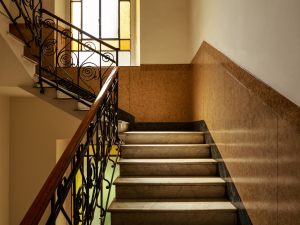 Caduta dalle scale in condominio per presenza di sostanza liquida: la responsabilità del condominio