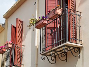 Le modifiche al parapetto del balcone non necessariamente incidono sul decoro del caseggiato
