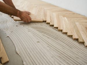 Vernice difettosa e parquet con bolle: a chi spetta la prova dei vizi della vernice?