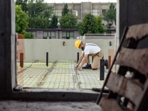 Meglio non ritardare i lavori di rifacimento del lastrico comune: il condominio rischia onerose conseguenze economiche