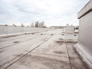 Condominio con un immobile senza accesso al lastrico: a chi appartiene la copertura?