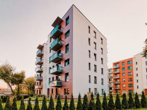 Complesso immobiliare sottoposto a sequestro: a chi versare gli oneri condominiali?